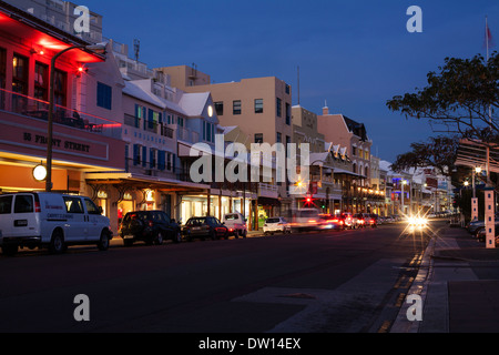 Fronte strada di notte In Hamilton Bermuda, popolare con i turisti per bar e ristoranti Foto Stock