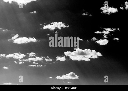 Bianco & Nero vista di wispy nuvole bianche contro chiaro cielo Colorado Foto Stock