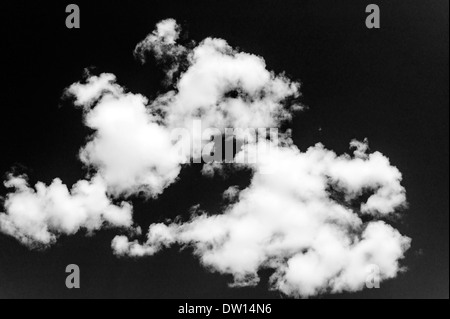 Bianco & Nero vista di wispy nuvole bianche contro chiaro cielo Colorado Foto Stock