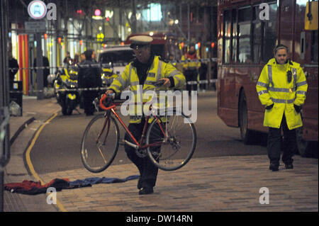Clapham Junction, Londra, Regno Unito. Il 25 febbraio 2014. Ciclista portato in ospedale in condizione di minaccia per la vita dopo una collisione con il bus a Clapham Junction Londra centrale 25/02/2014 Credit: JOHNNY ARMSTEAD/Alamy Live News Foto Stock