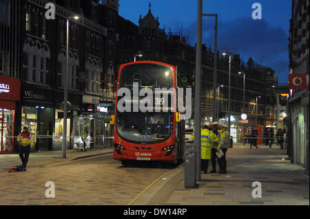 Clapham Junction, Londra, Regno Unito. Il 25 febbraio 2014. Ciclista portato in ospedale in condizione di minaccia per la vita dopo una collisione con il bus a Clapham Junction Londra centrale 25/02/2014 Credit: JOHNNY ARMSTEAD/Alamy Live News Foto Stock