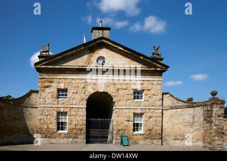 Hovingham Hall, North Yorkshire. Ingresso dal villaggio attraverso l'arco del blocco stabile. Foto Stock