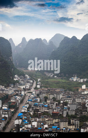 Yangshuo county con rilievi carsici Foto Stock