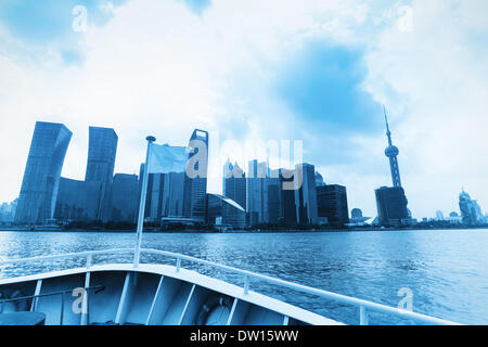 Lo skyline di Shanghai da North Bund view Foto Stock