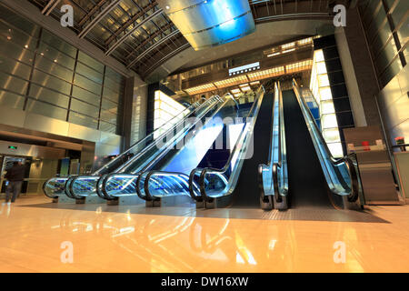 Scale mobili moderni nella lobby Foto Stock