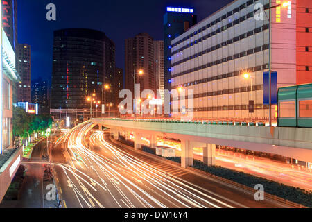 La città di notte il traffico autostradale Foto Stock