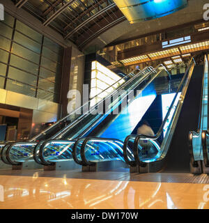 Scale mobili in movimento nella lobby e di notte Foto Stock