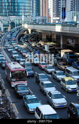 La congestione di automobili in ora di punta Foto Stock