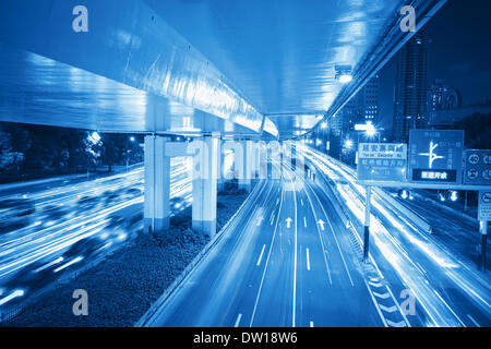 Il viadotto di notte a Shanghai Foto Stock