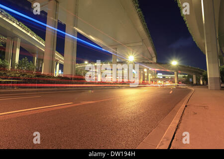 Sentieri di luce sotto la città viadotto autostradale Foto Stock