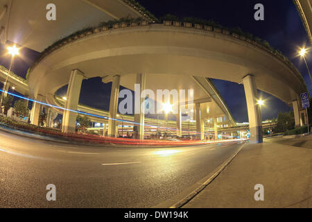 Sentieri di luce sotto la città viadotto autostradale Foto Stock