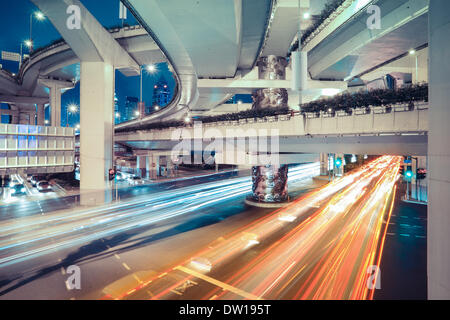 Percorsi di luce al di sotto del viadotto Foto Stock