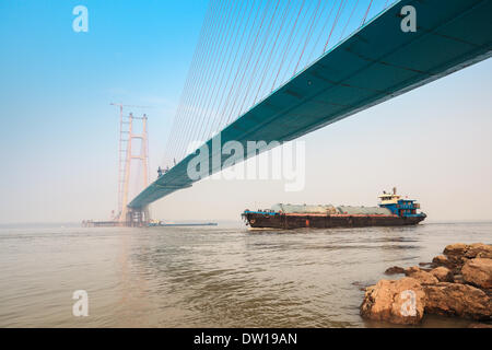 Nave da carico con ponte strallato Foto Stock