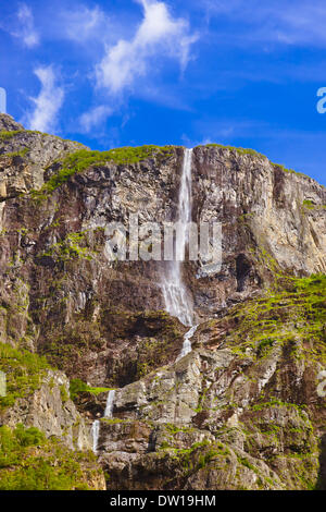 La cascata nel fiordo Sognefjord - Norvegia Foto Stock