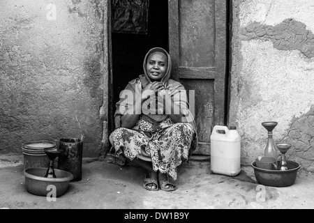 Donna vendita di alcolici presso il Mercato del Sabato In Jinka, Valle dell'Omo, Etiopia Foto Stock