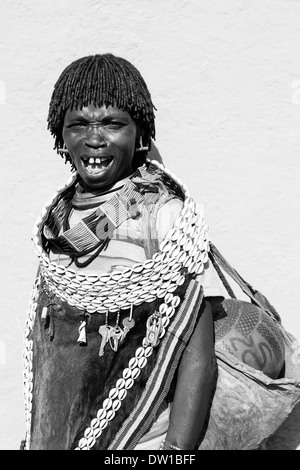 Ritratto di una donna dalla banna tribù, chiave lontano, Valle dell'Omo, Etiopia Foto Stock