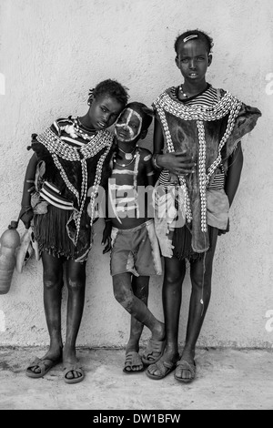 I bambini dalla tribù Tsemay presso il mercato del giovedì in chiave lontano, Valle dell'Omo, Etiopia Foto Stock