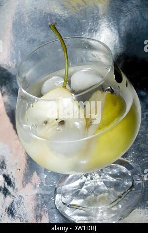 Pera in vetro con martini e ghiaccio Foto Stock