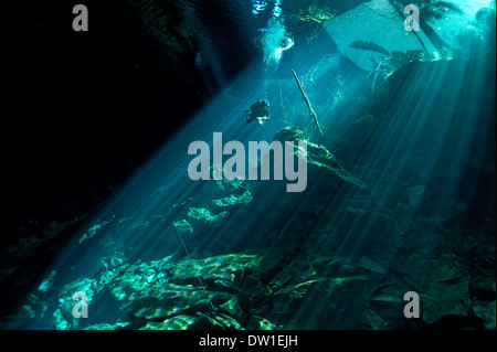 Scuba Diver nuoto attraverso il sottomarino Kukukan Cenote grotta, la penisola dello Yucatan, Messico Foto Stock