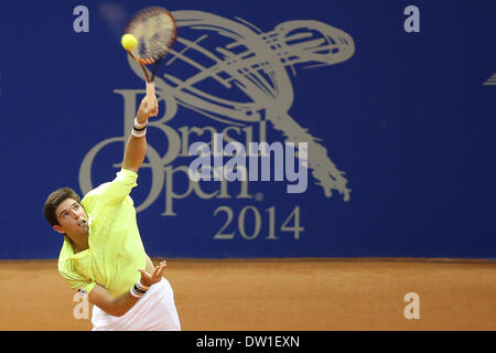 Sao Paulo, Brasile. Il 25 febbraio 2014. Argentina del Federico Delbonis serve all'Italia Filippo Volandri durante le loro singole 1° round corrispondono al Brasile di ATP Open Tennis Tournament in Sao Paulo, Brasile, nel febbraio 25, 2014. Federico Delbonis ha vinto 2-0. Credito: Rahel Patrasso/Xinhua/Alamy Live News Foto Stock