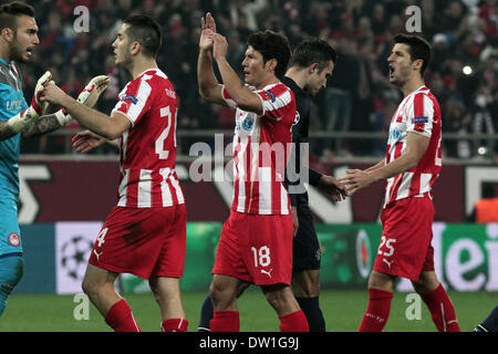 Atene, Grecia. 25 feb 2014. Olympiakos' goalie Roberto Jimenez, defender Kostas Manolas, avanti Nelson Valdez, Manchester United Robin Van Persie e Olympiakos' Marcano (L-R) reagiscono dopo il loro turno di 16 Champions League Football Match in Karaiskaki Stadium di Atene, Grecia, nel febbraio 25, 2014. Olympiakos ha vinto 2-0. Credito: Marios Lolos/Xinhua/Alamy Live News Foto Stock