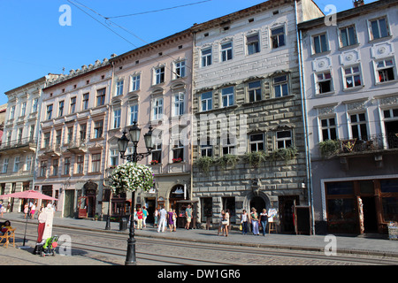 Central street in Lvov con persone aventi un periodo di riposo Foto Stock