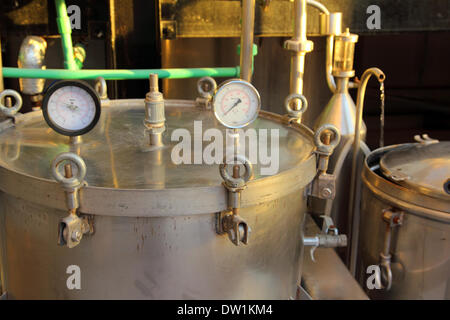 Distillazione di oli essenziali in fabbrica Foto Stock