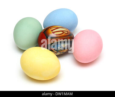 Pasqua - uova colorate su bianco Foto Stock