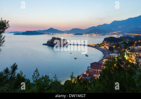 Notte di Sveti Stefan isolotto di mare (Montenegro) Foto Stock