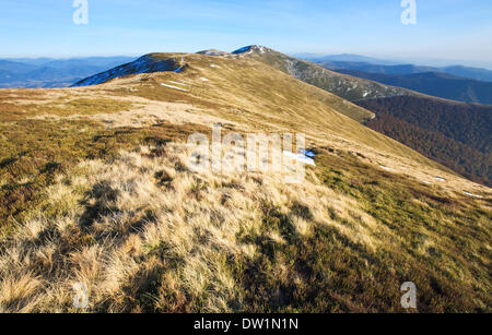 Prima neve invernale in montagna di autunno Foto Stock