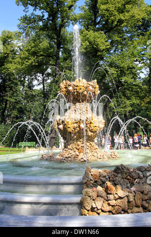 Fontana nel rinnovato giardino estivo Foto Stock