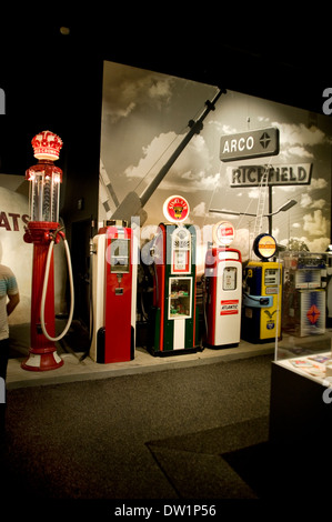 Antiquariato pompe del gas sul display al Petersen Automotive Museum di Los Angeles Foto Stock