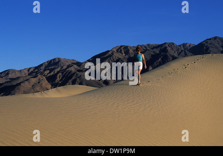 Elk248-2155 California, Parco Nazionale della Valle della Morte, tubo da stufa di pozzi, dune di sabbia con escursionista Foto Stock