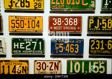 Classic usa piastre di licenza sul display al Petersen Automotive Museum di Los Angeles Foto Stock