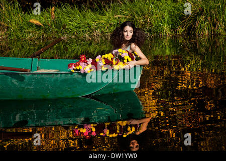 Donna su una barca in autunno Foto Stock