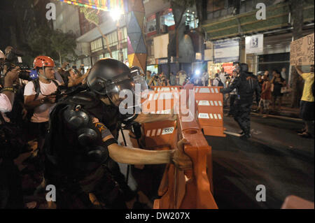 Rio de Janeiro, Brasile. Il 25 febbraio 2014. Atto Unified tenutasi a marzo contro la criminalizzazione dello stato e contro la presunta premere fascista. La protesta si è svolta nella Candelaria piazza della chiesa e poi camminato lungo il Fiume Bianco. (Foto di Fabio Teixeira/Pacific Press/Alamy Live News) Foto Stock