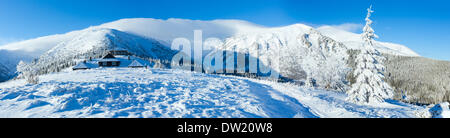 Mattina inverno panorama di montagna. Foto Stock