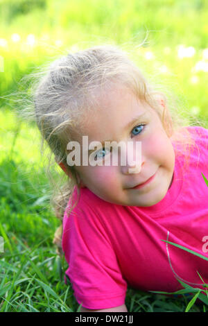 Sorridente bambina ritratto all'aperto Foto Stock