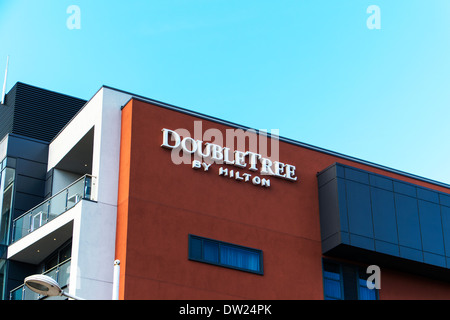 Double tree by Hilton hotel segno costruendo la facciata esterna al di fuori del pool Brayford Lincoln City Inghilterra Lincolnshire UK GB Foto Stock