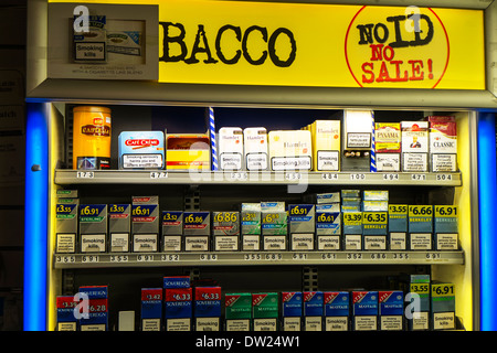 Sigarette di tabacco Sigarette display stand in tabaccheria tabaccherie shop negozio vendita Foto Stock