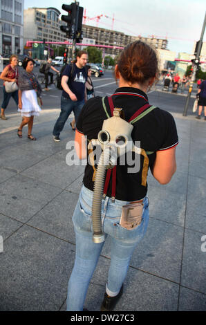 Un turista tedesco porta una maschera a gas a Potsdamer Platz a Berlino, agosto 08, 2013. Un numero sempre maggiore di turisti venuti per la capitale tedesca ogni anno. La foto è parte di una serie sul turismo a Berlino. Foto. Wolfram Steinberg dpa Foto Stock