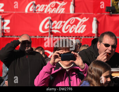 I visitatori della riunificazione giorno partito, sponsorizzato da Coca-Cola, sono visti presso la Porta di Brandeburgo a Berlino, Ottobre 03, 2013. Un numero sempre maggiore di turisti venuti per la capitale tedesca. La foto è parte di una serie sul turismo a Berlino. Foto. Wolfram Steinberg dpa Foto Stock
