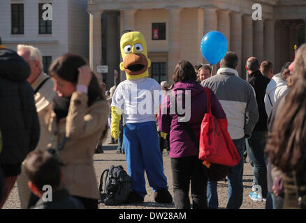 Un uomo vestito come Homer Simpson attende per turisti alla Porta di Brandeburgo a Berlino, Ottobre 03, 2013. Sempre di più i turisti vengono a Berlino. La foto è parte di una serie sul turismo a Berlino. Foto. Wolfram Steinberg dpa Foto Stock