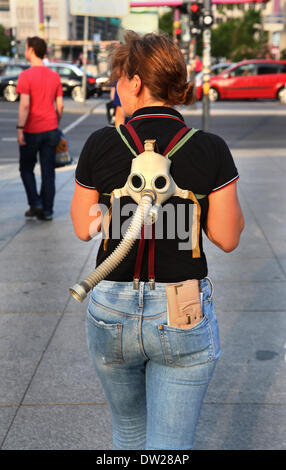 Un turista tedesco porta una maschera a gas a Potsdamer Platz a Berlino, agosto 08, 2013. Un numero sempre maggiore di turisti venuti per la capitale tedesca ogni anno. La foto è parte di una serie sul turismo a Berlino. Foto. Wolfram Steinberg dpa Foto Stock