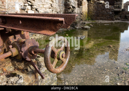Arrugginimento delle macchine in i resti della vecchia pista Smelting mulino in Swaledale Yorkshire Dales National Park Regno Unito Foto Stock
