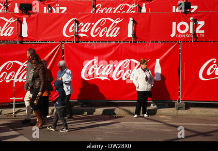 I visitatori della riunificazione giorno partito, sponsorizzato da Coca-Cola, sono visti presso la Porta di Brandeburgo a Berlino, Ottobre 03, 2013. Un numero sempre maggiore di turisti venuti per la capitale tedesca. La foto è parte di una serie sul turismo a Berlino. Foto. Wolfram Steinberg dpa Foto Stock