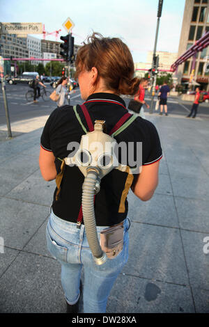 Un turista tedesco porta una maschera a gas a Potsdamer Platz a Berlino, agosto 08, 2013. Un numero sempre maggiore di turisti venuti per la capitale tedesca ogni anno. La foto è parte di una serie sul turismo a Berlino. Foto. Wolfram Steinberg dpa Foto Stock