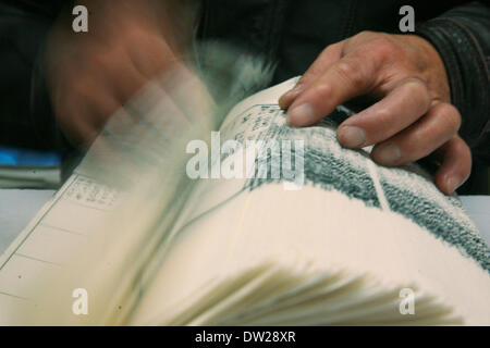 Yangzhou, cinese della provincia di Jiangsu. 25 feb 2014. Un lavoratore conta le pagine al Guangling Libri antichi Printing Society in Yangzhou, est cinese della provincia di Jiangsu, Feb 25, 2014. La tecnica del blocco di stampa, con una storia di oltre duemila anni, è stato elencato come un membro patrimonio culturale immateriale della Cina nel 2006. Al fine di proteggere meglio la tecnica, Guangling Libri antichi Printing Society è stata fondata in Yangzhou nel 1958. La società ha mantenuto il solo set completo di blocco di tecnica di stampa in Cina. © cui Genyuan/Xinhua/Alamy Live News Foto Stock