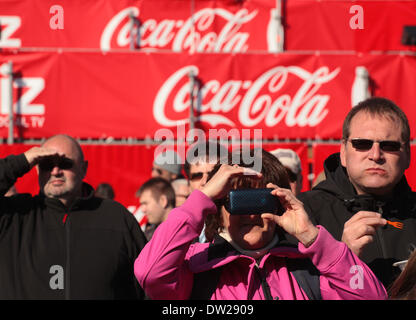 I visitatori della riunificazione giorno partito, sponsorizzato da Coca-Cola, sono visti presso la Porta di Brandeburgo a Berlino, Ottobre 03, 2013. Un numero sempre maggiore di turisti venuti per la capitale tedesca. La foto è parte di una serie sul turismo a Berlino. Foto. Wolfram Steinberg dpa Foto Stock