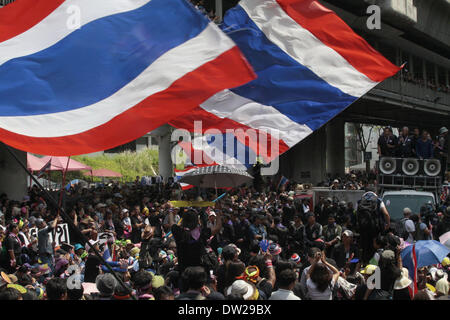 Bangkok, Tailandia. 26 Febbraio, 2014. Governo anti-manifestanti rally di fronte alla sede della polizia durante un memoriale per i bambini uccisi negli ultimi bombe a Bangkok, Thailandia, Feb 26, 2014. Governo anti-manifestanti provenienti da vari siti di rally si sono riuniti di fronte al Royal Thai ufficio di polizia a Bangkok, sollecitando la polizia nazionale capo Adul Saengsingkaew nominare folle degli ufficiali di polizia di indagare i recenti attacchi violenti al rally di siti che hanno provocato morti e feriti di contestatori. Credito: Rachen Sageamsak/Xinhua/Alamy Live News Foto Stock